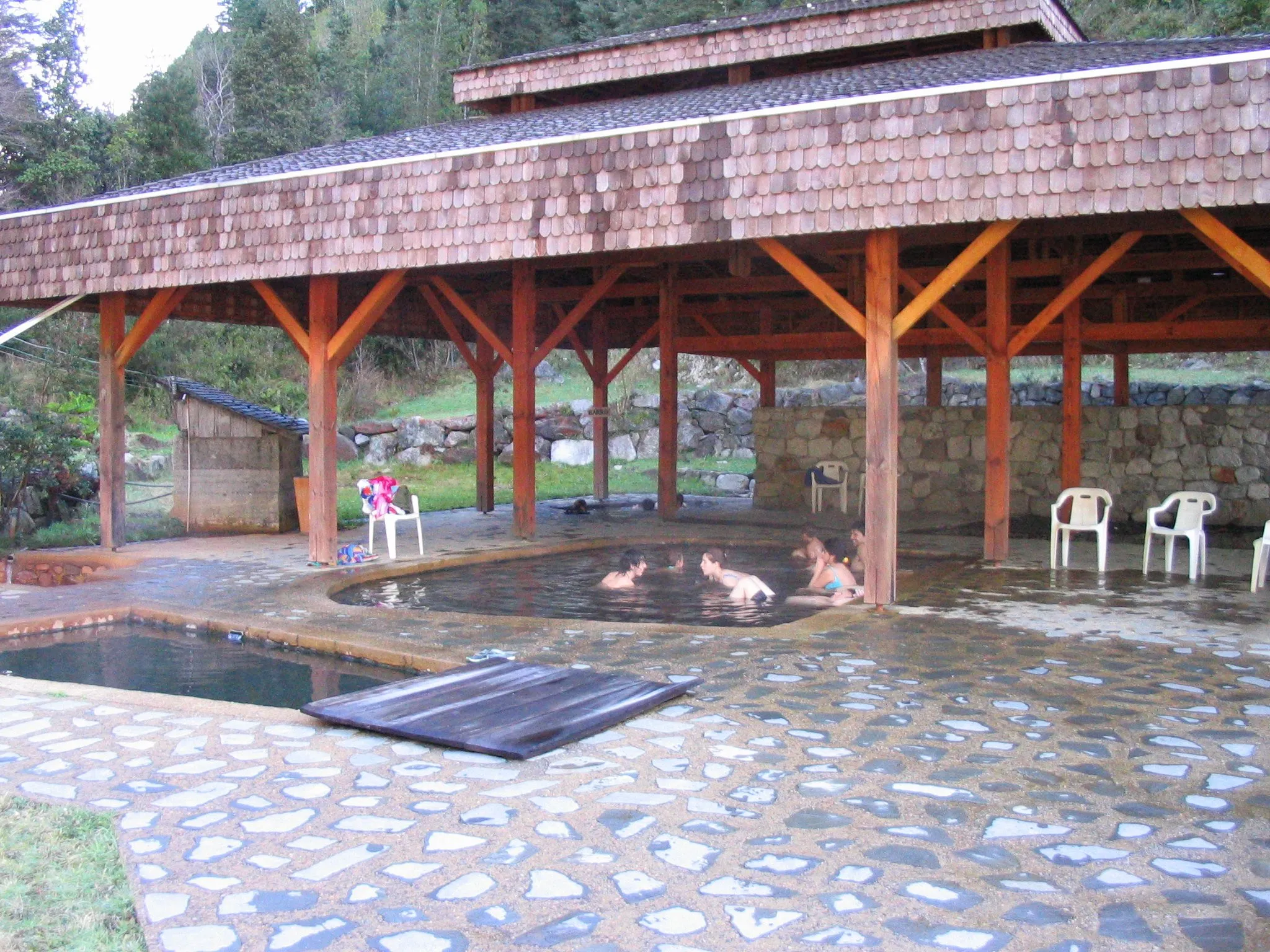 Piscina semitechada en Termas Coñaripe.