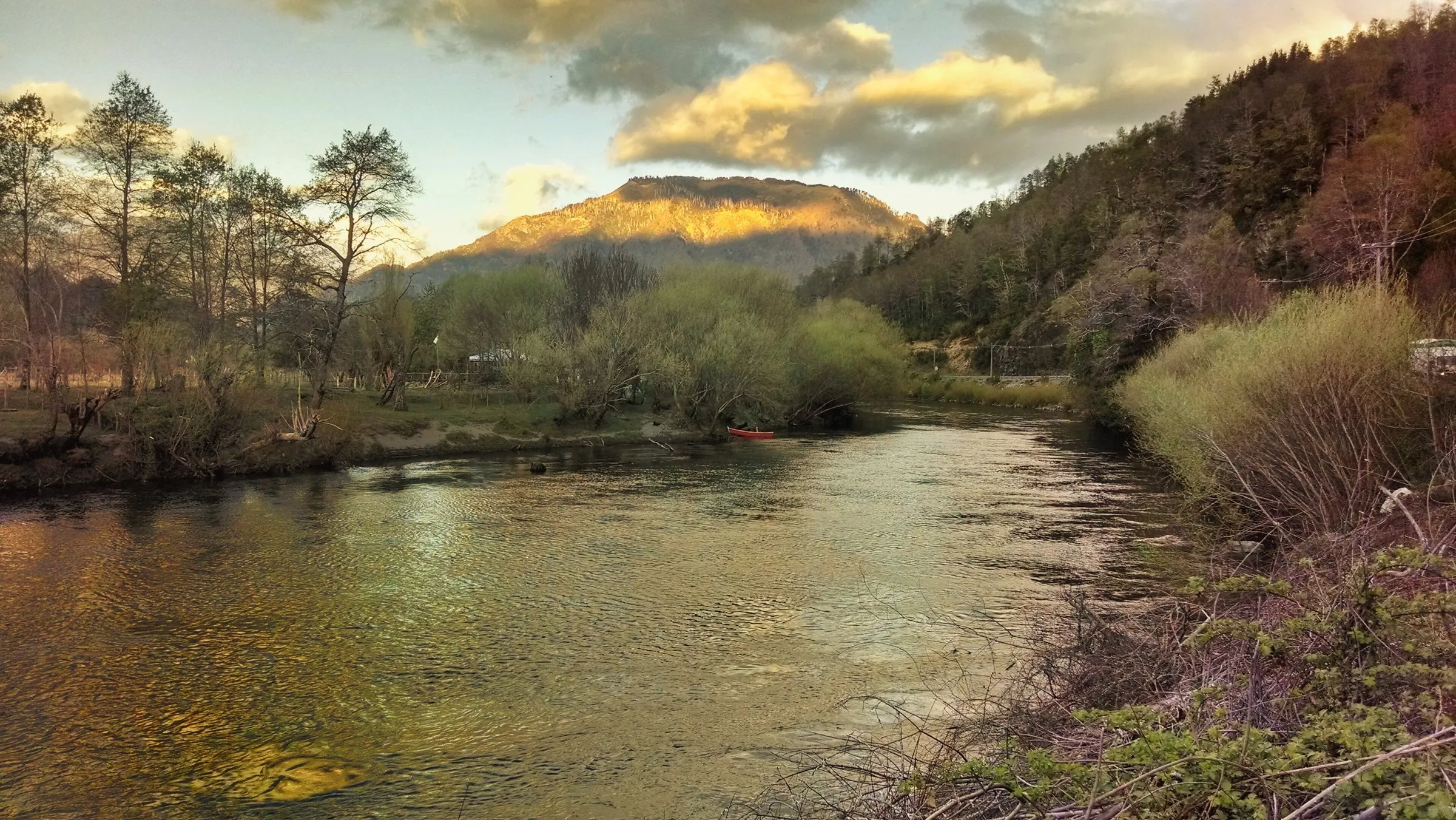 Río en el valle de Curarrehue.