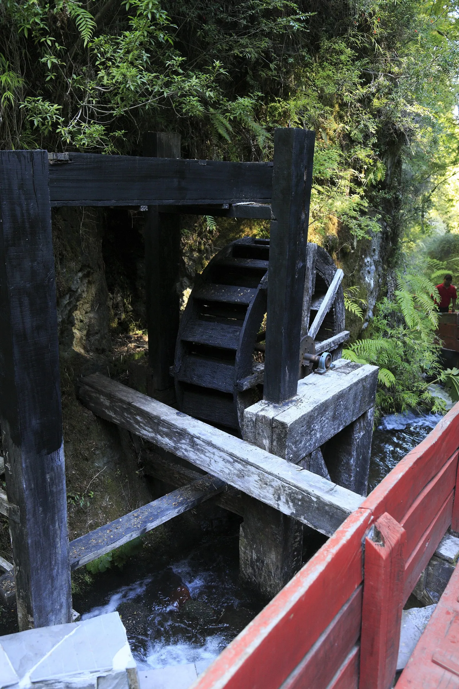 Rueda de agua en Termas Geométricas.