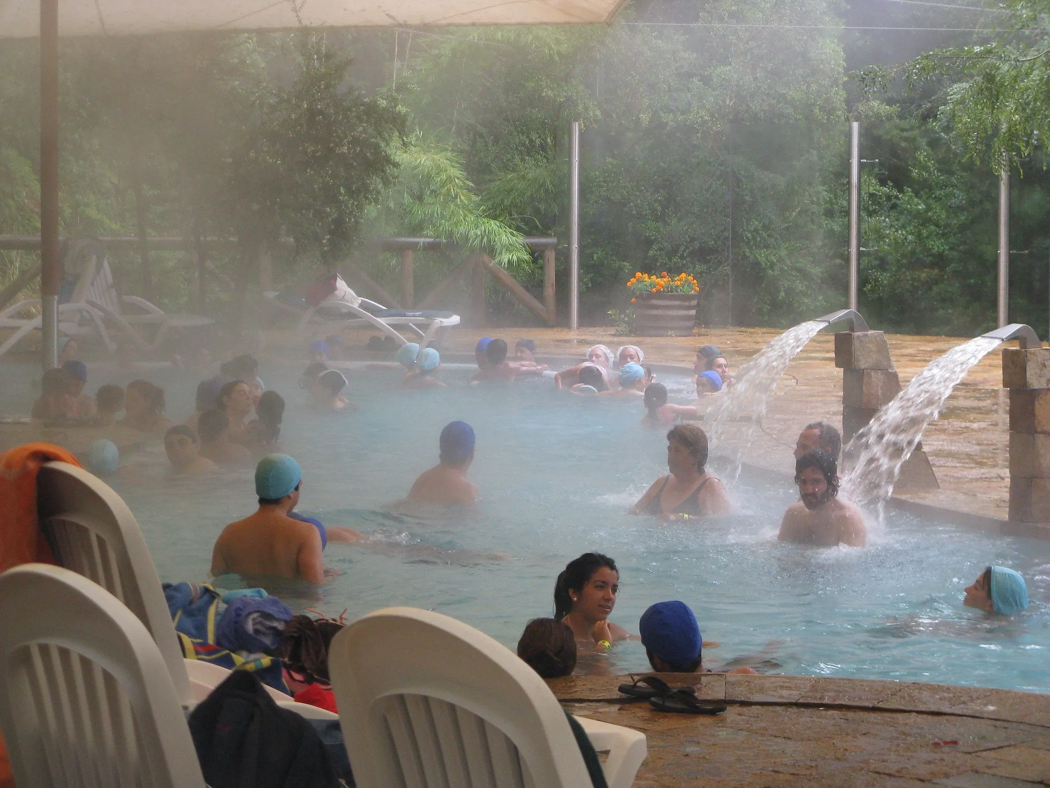 Piscina con chorros en Termas de Huife.