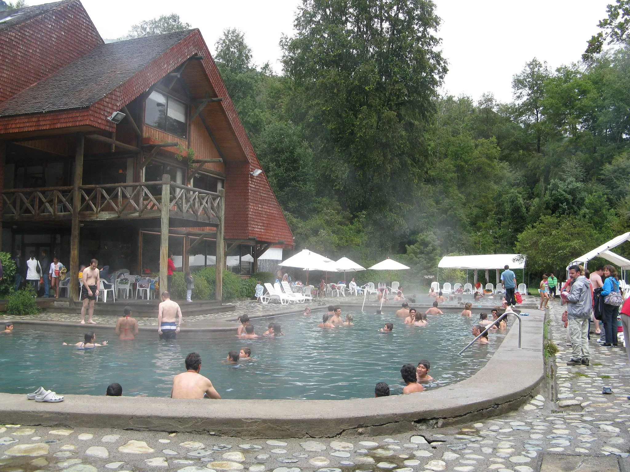 Piscina y edificio principal de Termas de Huife.