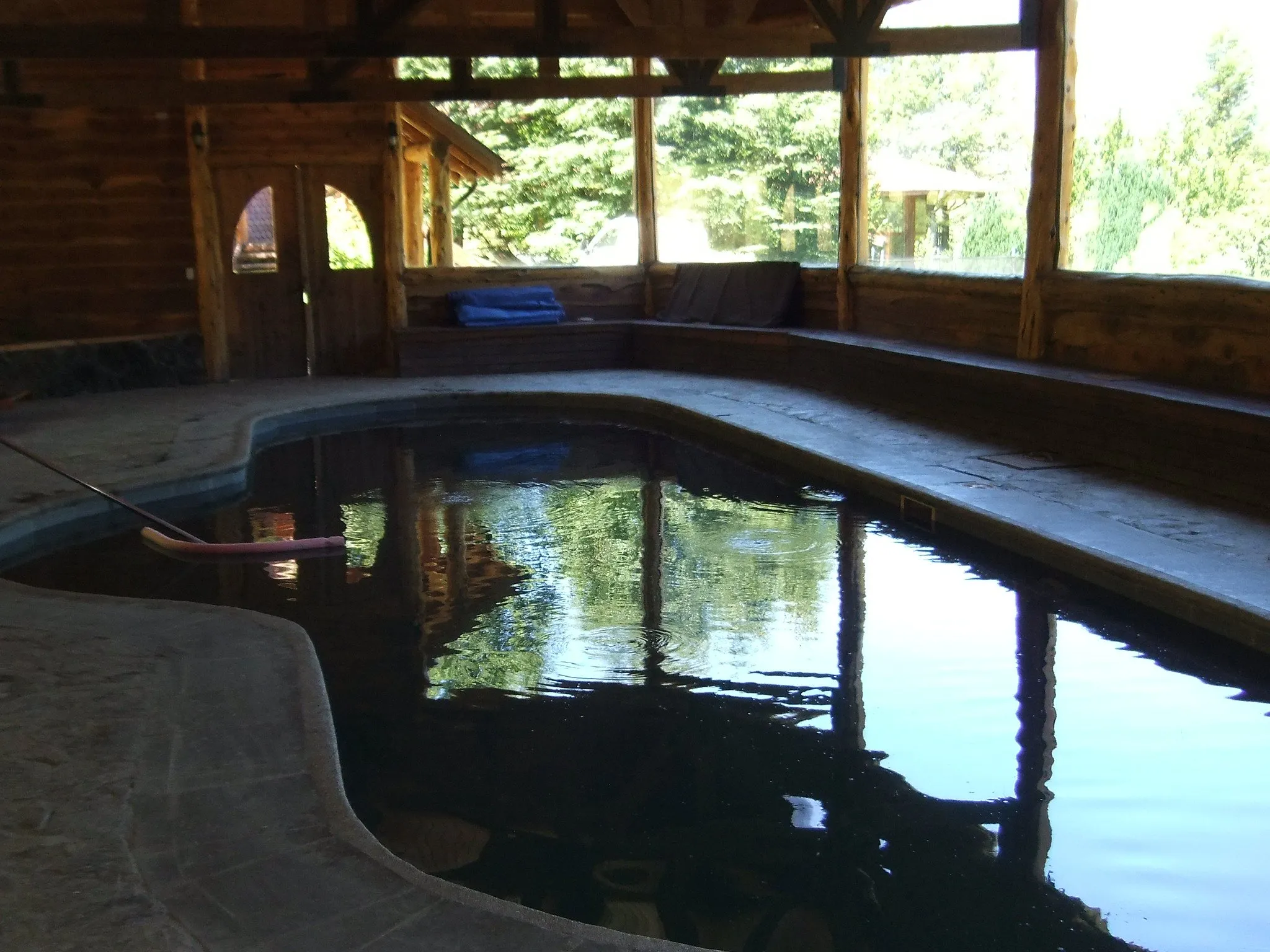 Piscina techada de Termas Peumayén.