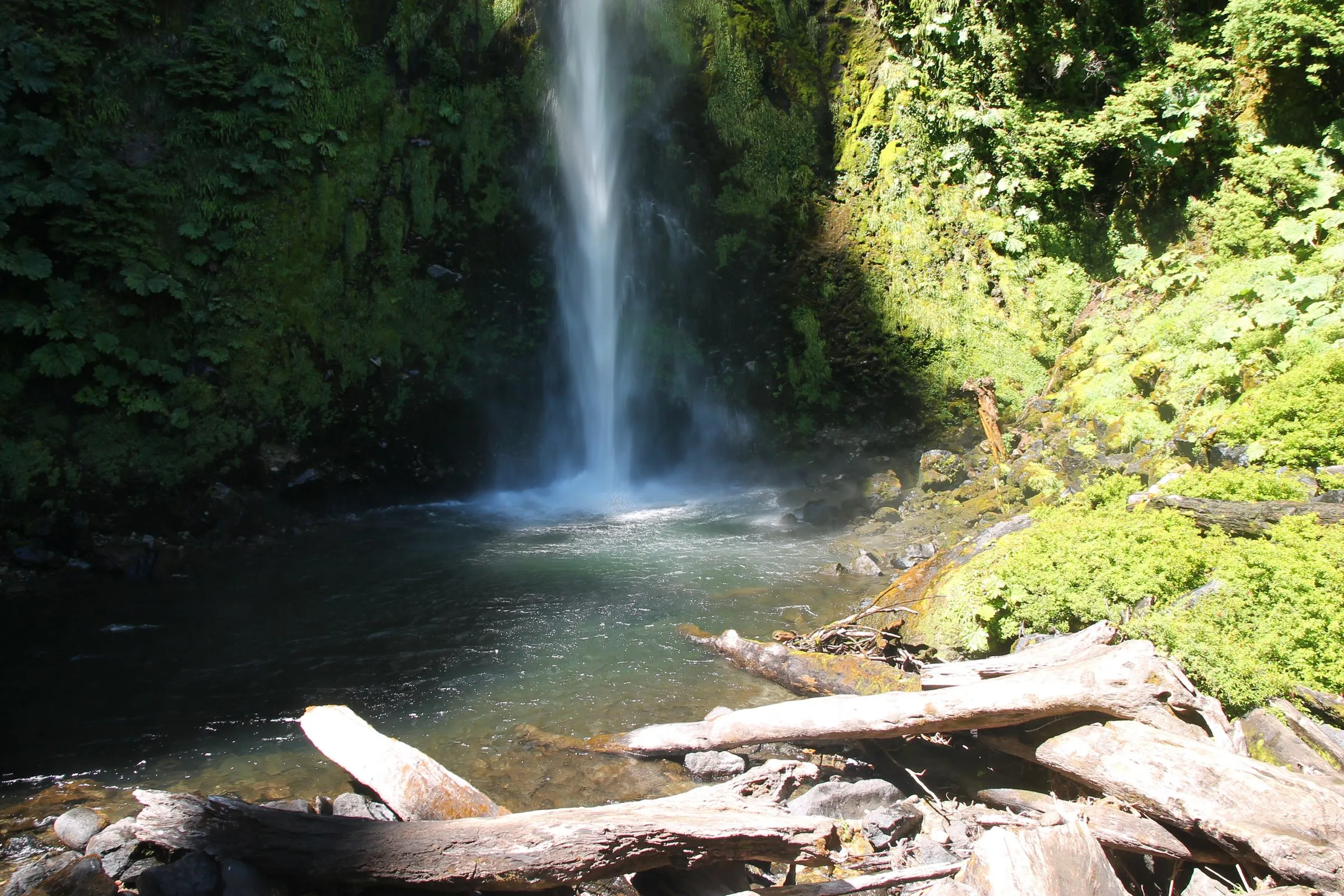 Salto La China, a 2 km de las termas.